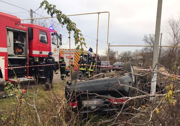 Под Одессой легковой автомобиль врезался в дерево: один человек погиб, второй – в тяжелом состоянии. 