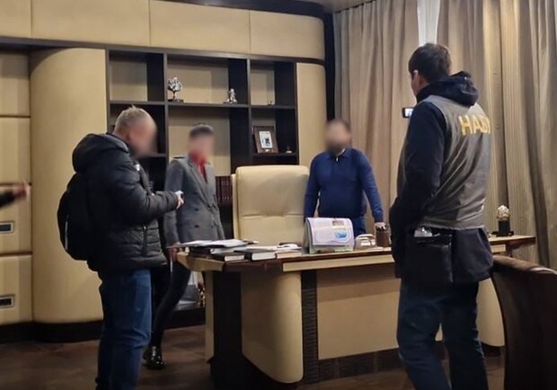 В Одесі затримали трьох осіб за підозрою у корупції. 
