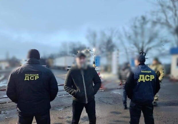 Супроводили до кордону і заборонили в'їзд: з Одеси видворили "кримінального авторитета" з РФ. 