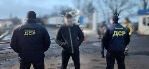 Супроводили до кордону і заборонили в'їзд: з Одеси видворили 