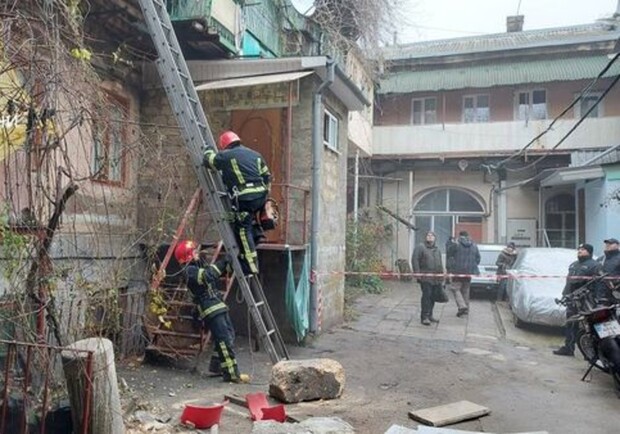 В центре Одессы произошел обвал в жилом доме: жители трех квартир были заблокированы несколько часов.  