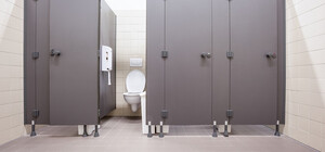 На Новопечерських Липках хлопці напали у туалеті на дівчат