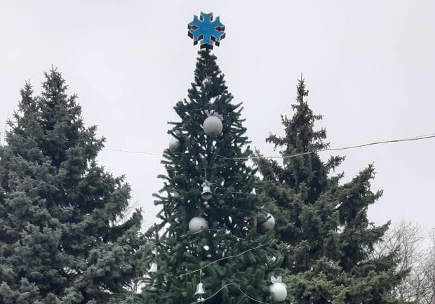На поселке Котовского установили Новогоднюю елку на аккумуляторах. 