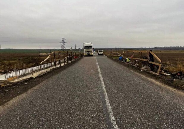 На дорогах Одесской области ремонтируют мосты, которые повредила РФ. 