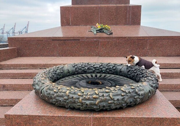 В Одессе потушили "вечный огонь" на Аллее Славы - фото