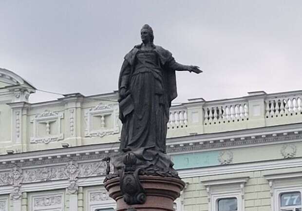 Чому й досі не знесли пам'ятник Катерині в Одесі. 