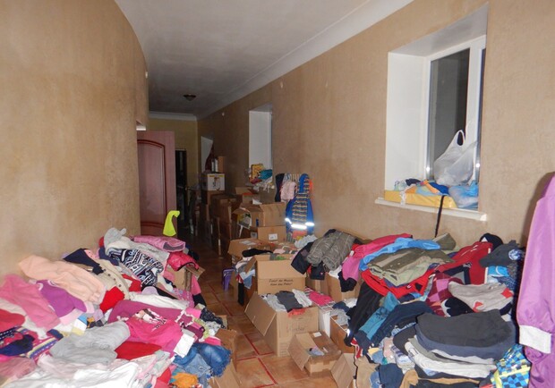 Ховали викрадені речі на цвинтарі: на Одещині затримали злодіїв, які пограбували волонтерський штаб. 