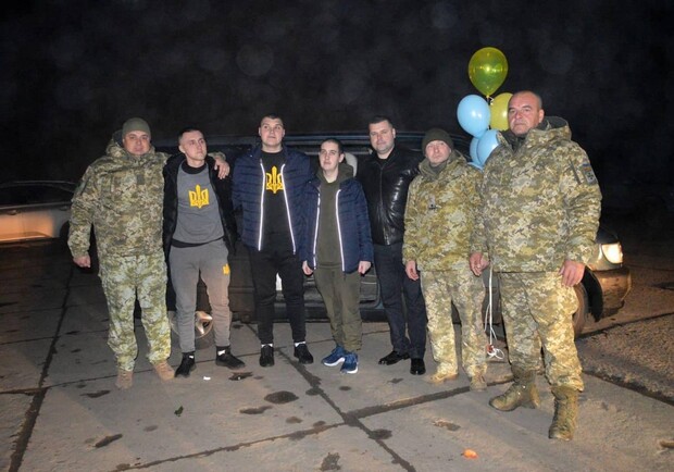 В Одесскую область вернулись трое освобожденных из плена защитников остров Змеиный. 