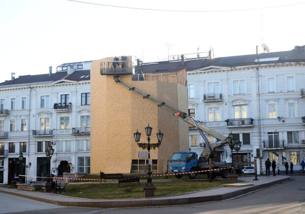 В Одессе начали демонтировать памятник Екатерине . 