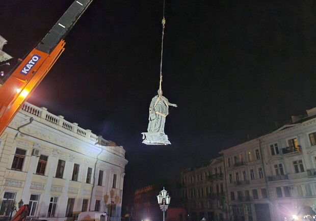 Ночью в Одессе снесли памятники Екатерине II и Суворову. 