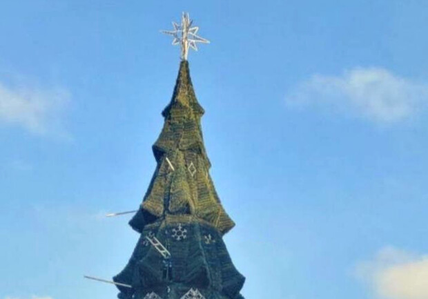 На Дерибасовской установили новогоднюю елку и праздничные фигуры. 