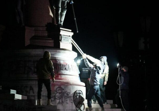 Як відбувався демонтаж пам'ятника "Засновникам Одеси". 