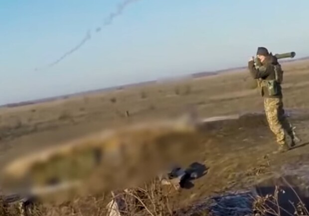Одесские бойцы показали с одного выстрела сбили ракету. 
