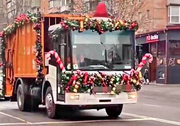 По Одессе ездит новогодний мусоровоз - фото