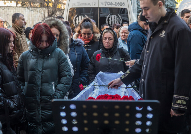 Біля будинку офіцерів попрощалися з двома одеситами, які загинули на фронті. 