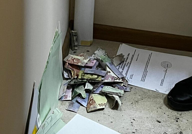 На Одеській митниці без хабарів не пропускали в Україну навіть генератори: гроші ховали у туалеті. 