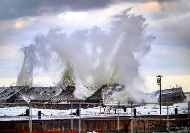 В Одессе сегодня сильный ветер, а на море шторм. 