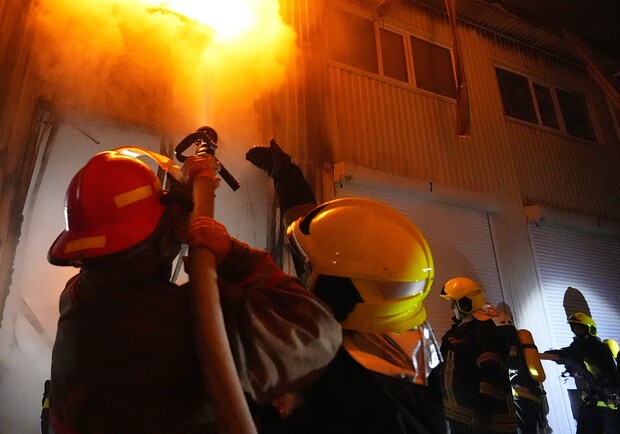 Пожежа у торгових павільйонах і смертельна ДТП: як минула доба в одеських рятувальників. 