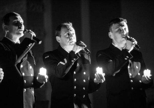 Зі свічками: у Філармонії оркестр ВМС провів концерт, незважаючи на відключення світла. 