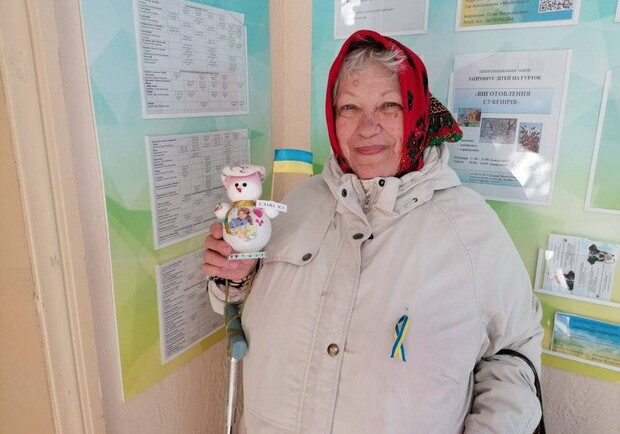 Пенсіонерка з Чорноморська зробила півсотні сніговиків для ЗСУ. 