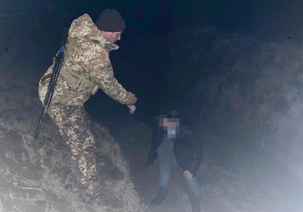 В Одесской области уклонист хотел сбежать за границу, но упал в ров: пришлось звать пограничников. 