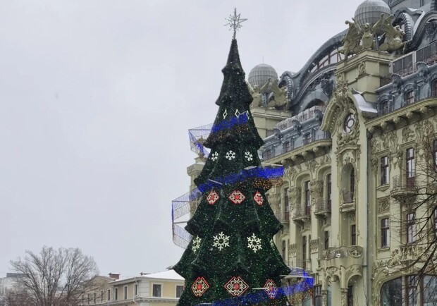 Конец праздника: c Дерибасовской убирают новогоднюю елку. 