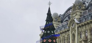 Кінець свята: з Дерибасівської прибирають новорічну ялинку