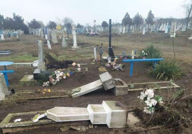 Вандализм на кладбище: в Одесской области пьяный парень повредил почти сотню надгробий. 