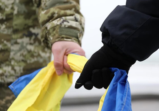 Ланцюг незламних і покладання квітів: як в Одесі відзначають День Соборності України. 