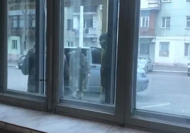 В Одессе сотрудники военкомата выдали уклонисту повестку и задержали его силой. 
