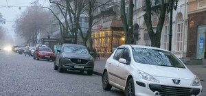 Дерибасівська перетворилася на паркування