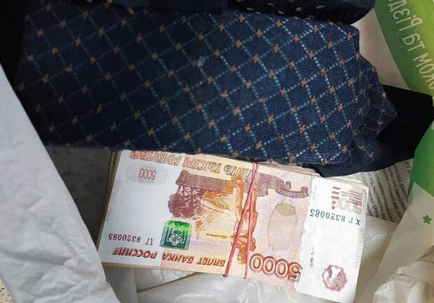 На Одещині затримали чоловіка, який ховав у шкарпетках 2,5 мільйона російських рублів. 