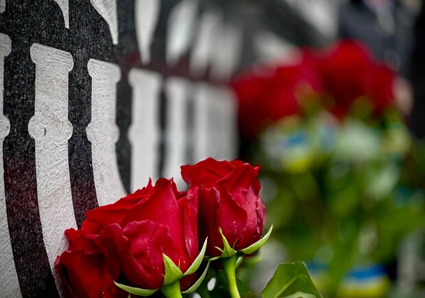 Гасили марку та покладали квіти: одесити вшанували пам'ять жертв Голокосту. 