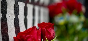 Гасили марку та покладали квіти: одесити вшанували пам'ять жертв Голокосту