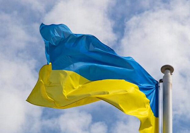 Одессит среди ночи похитил с фасадов домов 13 флагов Украины - фото