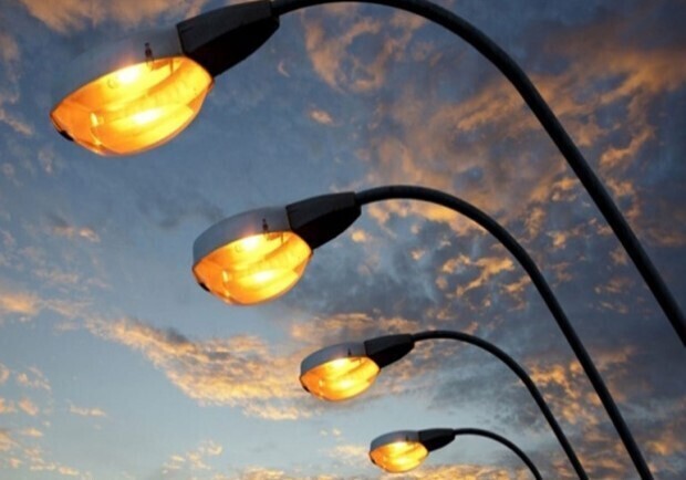 На магистральных улицах Одессы включат лампы. 
