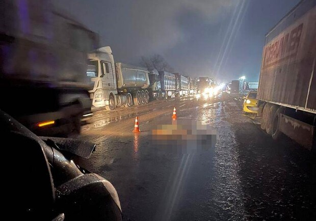 В Одесской области под колесами микроавтобуса погиб пешеход. 