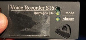 У Києві в ресторані під столами нібито виявили 10 підслуховувальних пристроїв