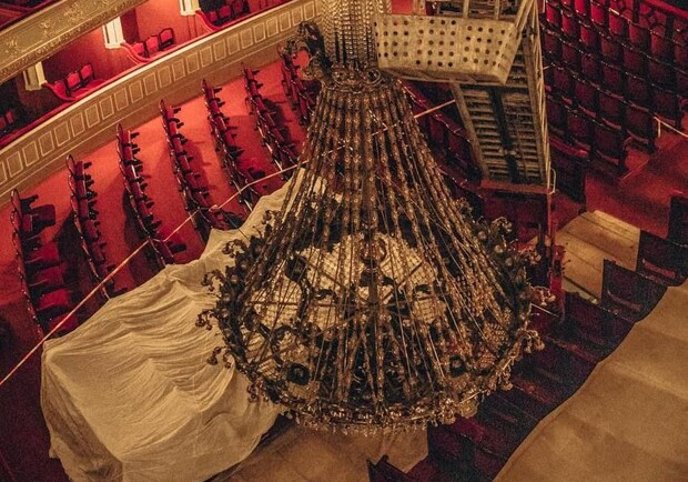 В Одесском оперном театре сняли люстру. 