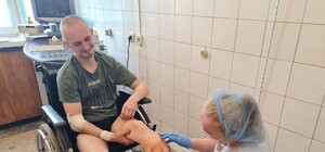 Военный, которому оторвало половину ноги, обрел свою любовь в больнице Днепра