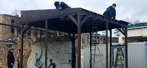 Графіті Бенксі у Бородянці захистили склом та взяли під охорону