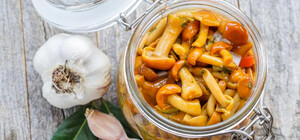 В Одесі 17-річна дівчина потрапила до лікарні після вживання грибів із Привозу