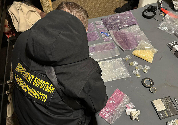 Одесские полицейские задержали наркодилера, который маскировал закладки в орехи. 