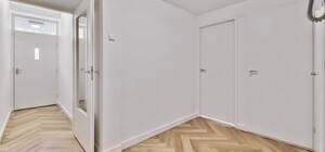 Межкомнатная белая дверь: красота, стиль и практичность