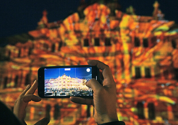 Сотни одесситов вышли полюбоваться световыми картинами на памятниках архитектуры (фото, видео). 