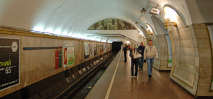 В Киеве девушка прыгнула на рельсы метро и шла навстречу поезду