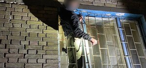 Киянин застряг у вікні під час спроби проникнути у квартиру