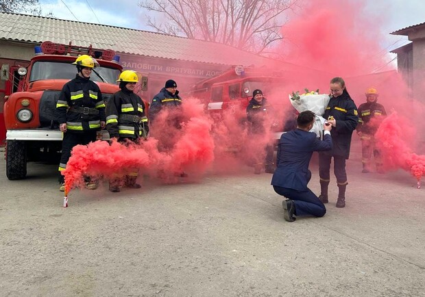 Романтика: на Одещині рятувальник зробив пропозицію коханої у пожежній частині. 
