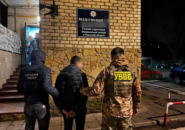 В Одесской области мужчина пытался сбыть наркотики среди военных и попался. 
