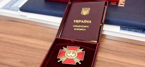 Глава Одеської ОВА нагородив сім'ю загиблого захисника України орденом